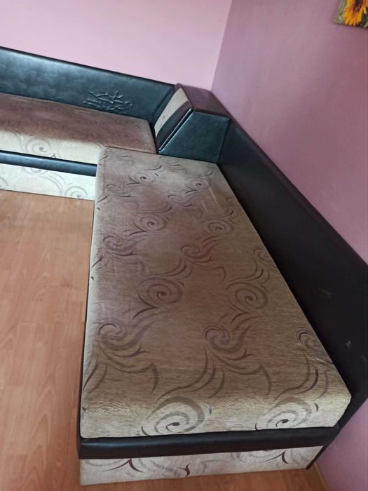 Продавам две ъглови легла със ракла.