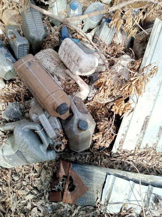 Отдам даром канистры бу