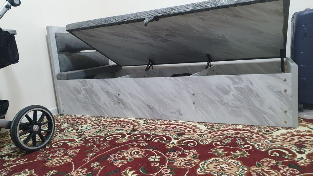 Бир кишилик спални сотилади