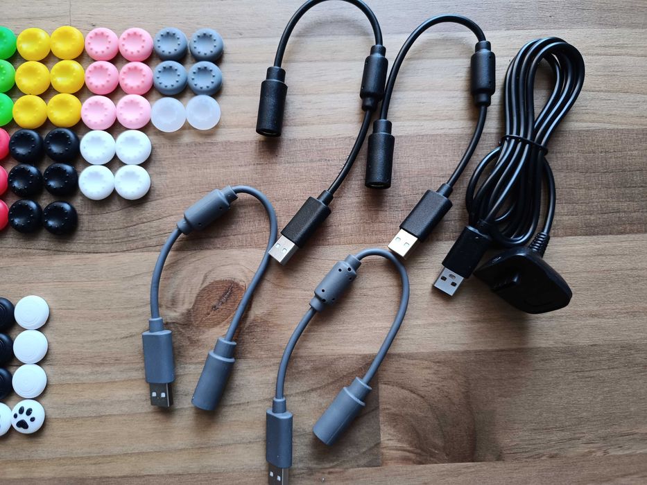 Accesorii Xbox – cabluri, adaptoare, gripuri, butoane