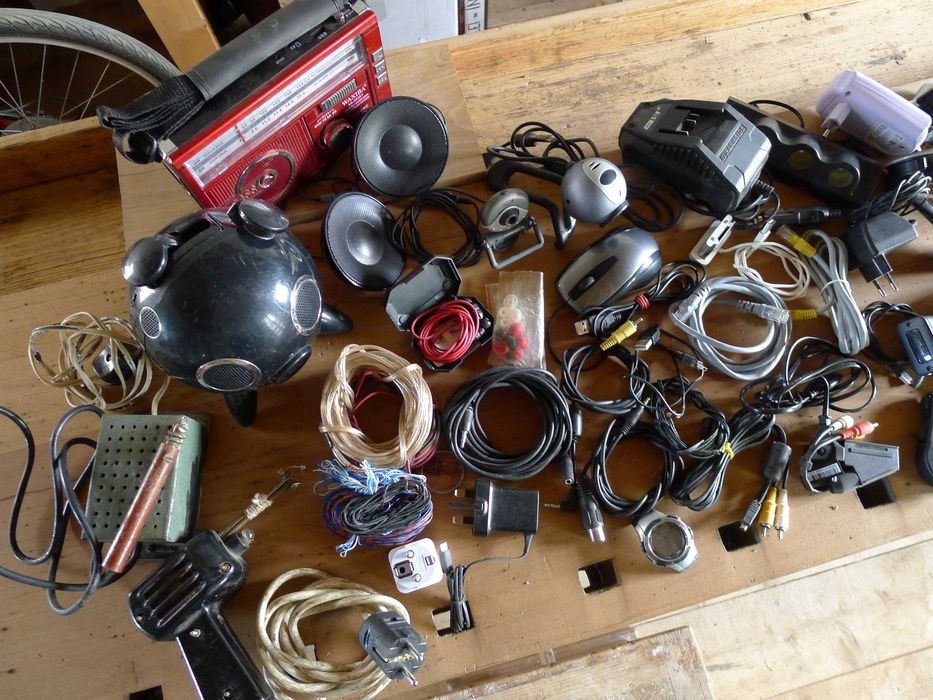 Set cabluri boxe, încărcătoare, minicamere video, ceas, pistol și creion lipit, radio etc