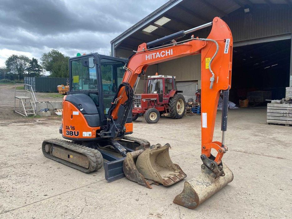 Inchiriez miniexcavator Hitachi 3,8 tone