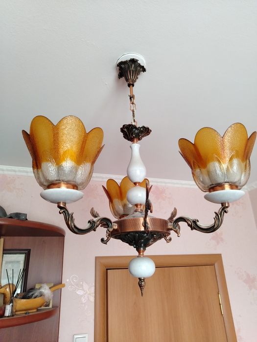 Люстра трехрожковая