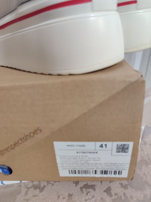 Продам кроссовки (кожа)