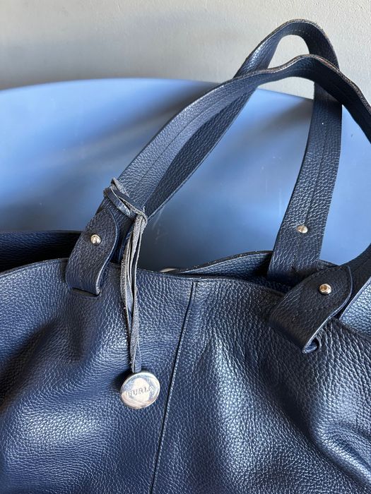 Чанта Furla от плътна тъмносиня кожа за през рамо