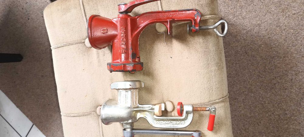 Продавам две ръчни машини за мелене на месо