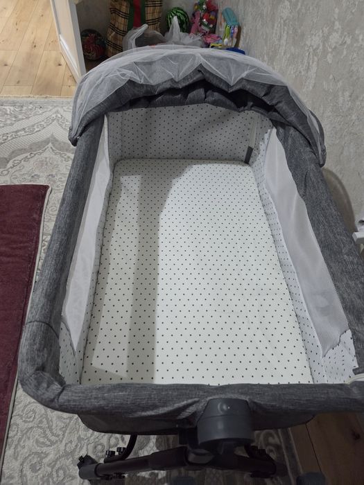 Детская кроватка серого цвета