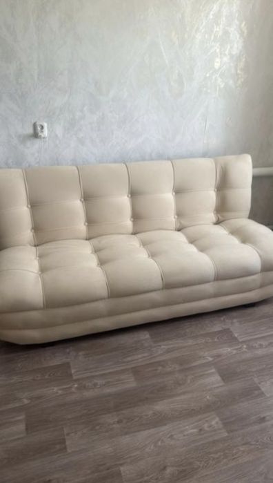 Продам диван-книжку кремового цвета