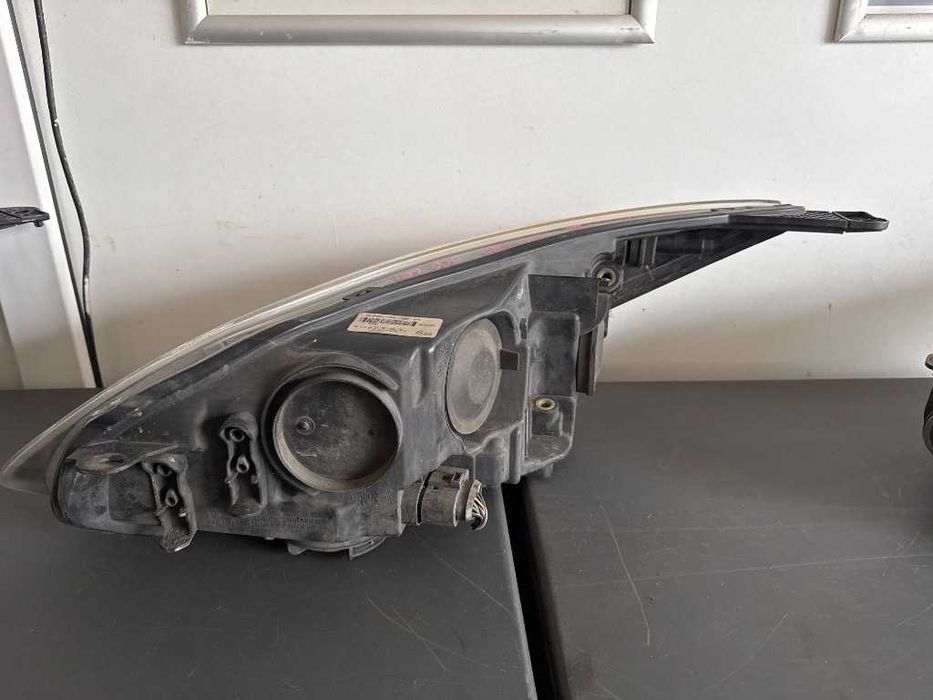 Faruri Ford Focus III far stanga BM51-13W030-SB far dreapta BM51-13W029-DH