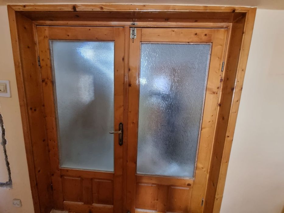 Vand usi din lemn de brad