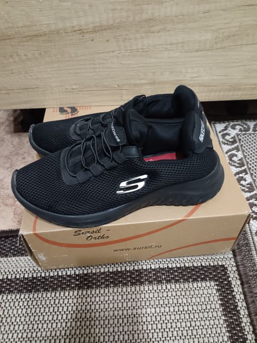 Кроссовки женские