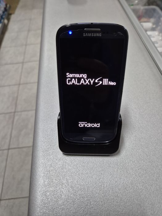 Samsung S3 Neo cu stand de incarcare