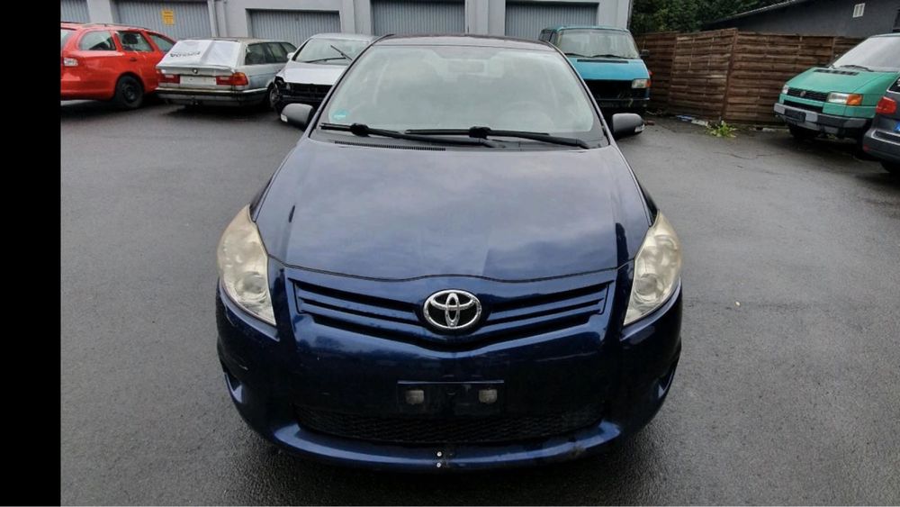 Продава се само на части Toyota Auris 1.33