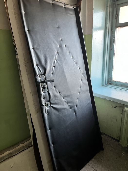 Продам деревянную входную дверь