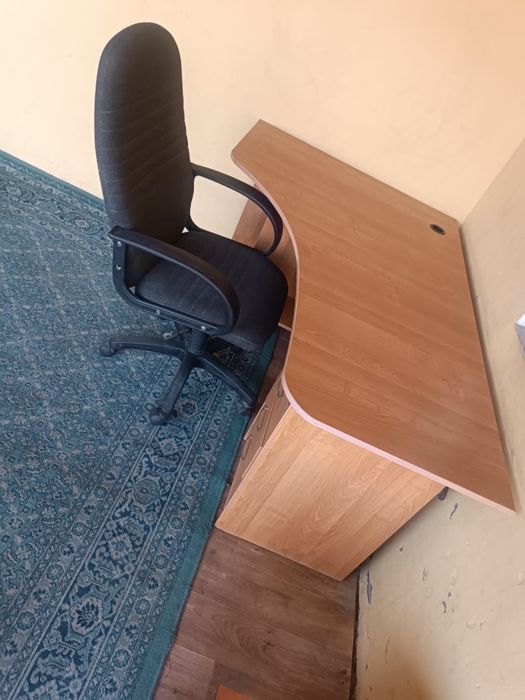 Стол писменый и кресло