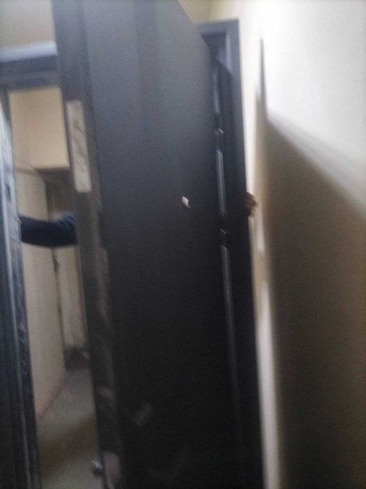 Входная дверь, железная.