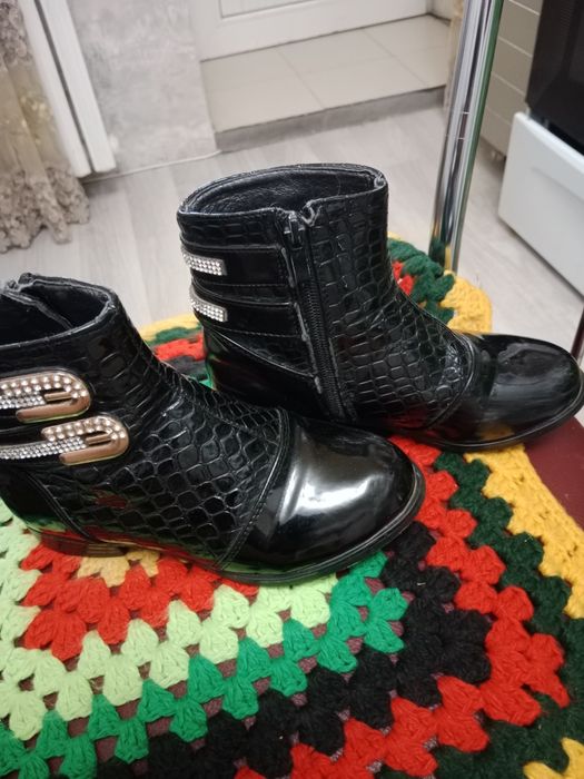 Продам сапожки для девочки размер 31 и 35 цена 2500