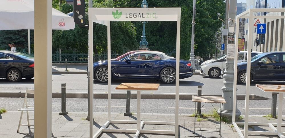 Vand 5 leagane cu masute pentru 4 persoane