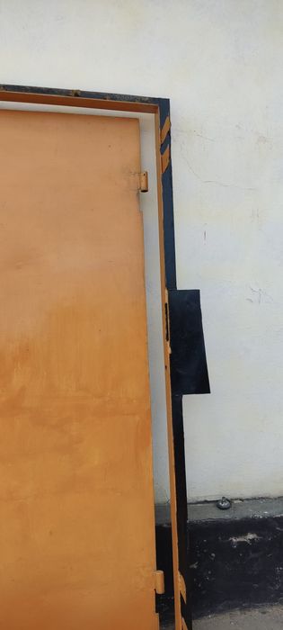 Продам железную дверь.