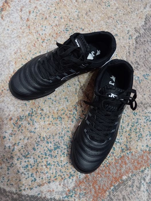 Adidași Joma 41.