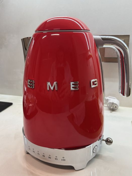 Красный чайник Smeg