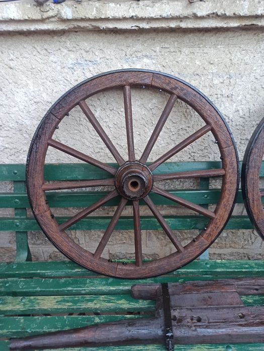 Реновирани стари колела от каруца