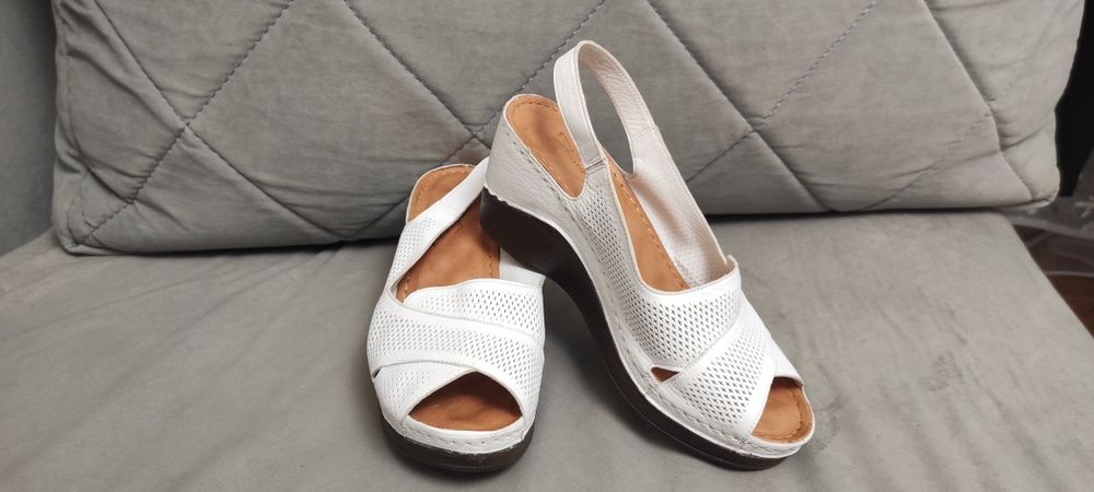 Продам босоножки