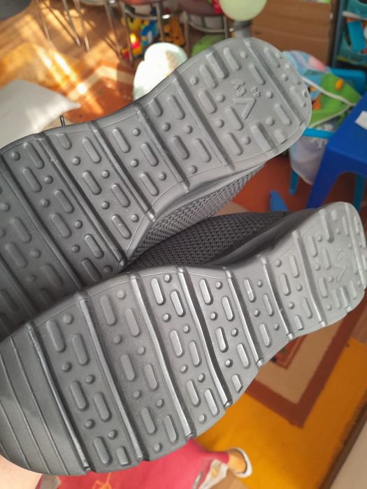 Adidas 42  noi.  Adidasi