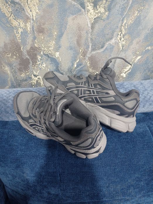 Продам кросовки Asics 38 размер (написано 39)