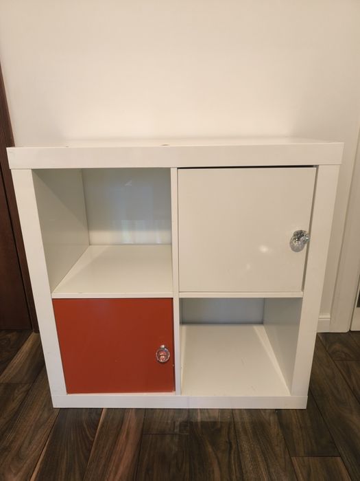 Шкаф IKEA KALLAX 2×2 с вратички – много добро състояние