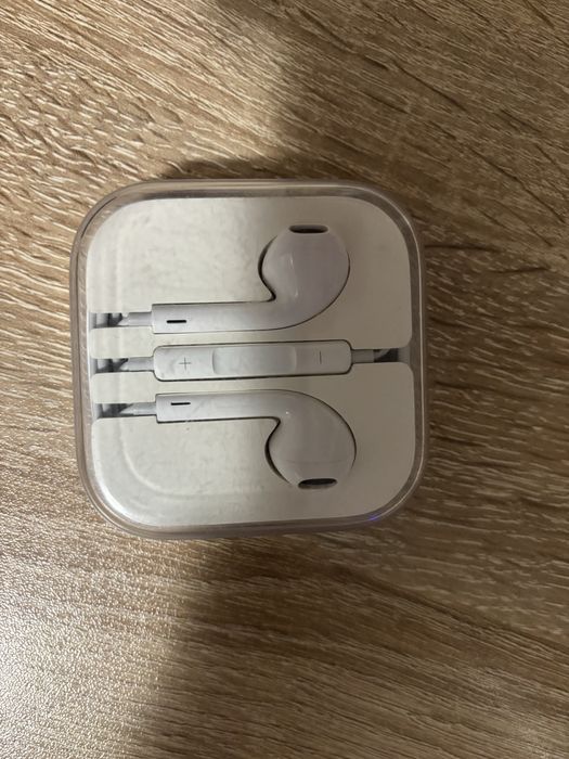 Оригинални нови слушалки Apple