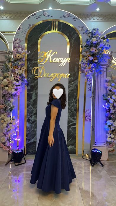 Синнее длинное атласное платье