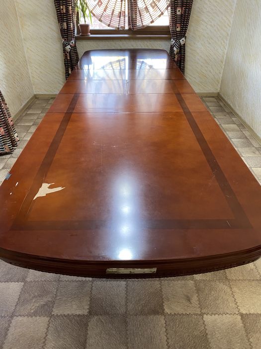 Продается 3,5 метровый стол. Дерево массив