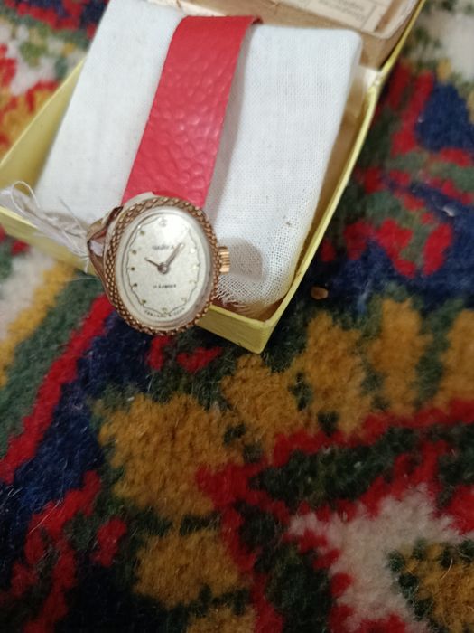 Продам кольцо с часами