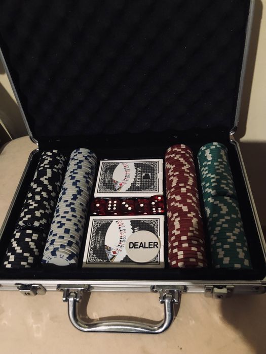 Продавам куфарче с чипове за игра на покер