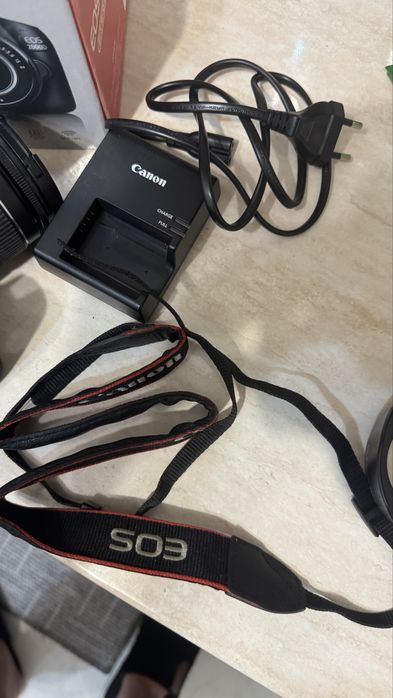 Фотоапарат Canon EOS 2000D.