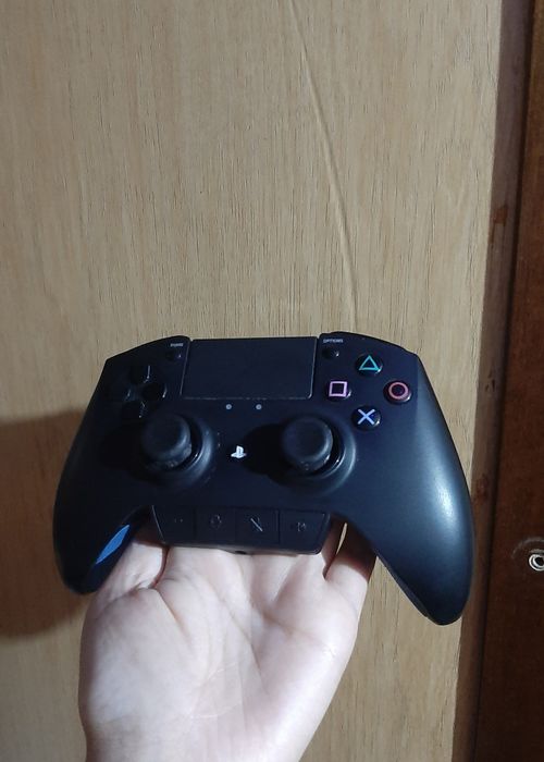 Controller Razer Raiju pentru PlayStation 4, în stare foarte bună.
