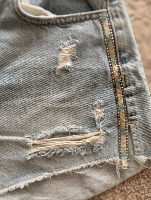 Șort jeans Zara distressed cu strasuri laterale