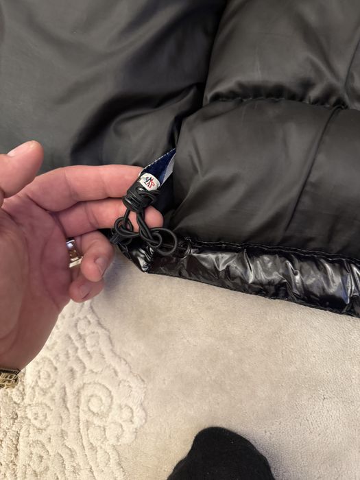 Geaca moncler  purtata de 5 ori este buna la 64kg maxim 68kg