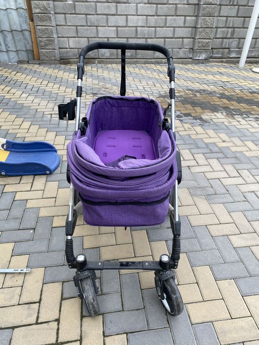 Коляска даром, модненькая.