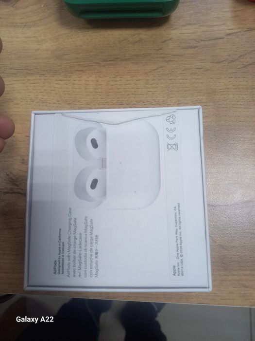 Наушники AirPods