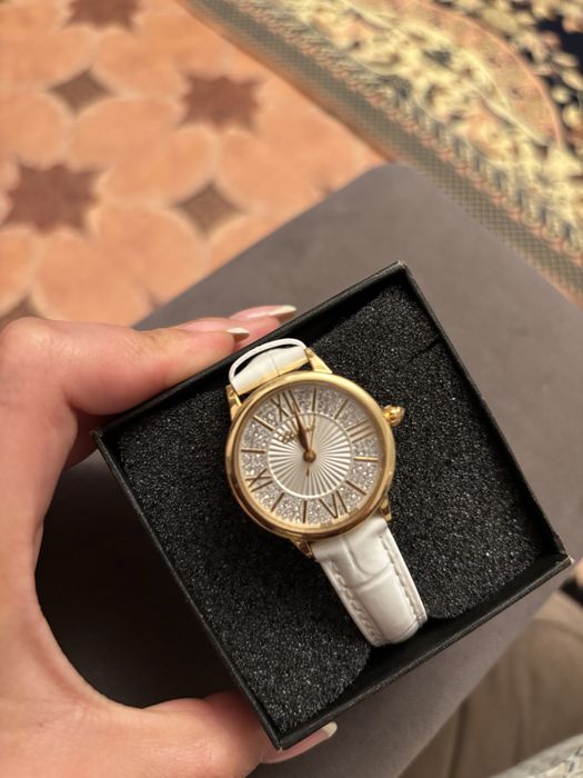 Часы женская белая