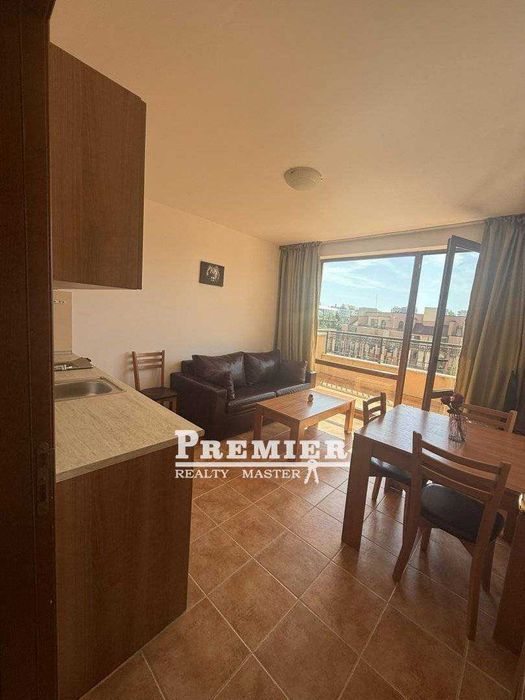 Двустаен апартамент с просторна тераса в северната част в Слънчев бряг