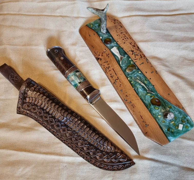 Ръчно изработен нож с кания.