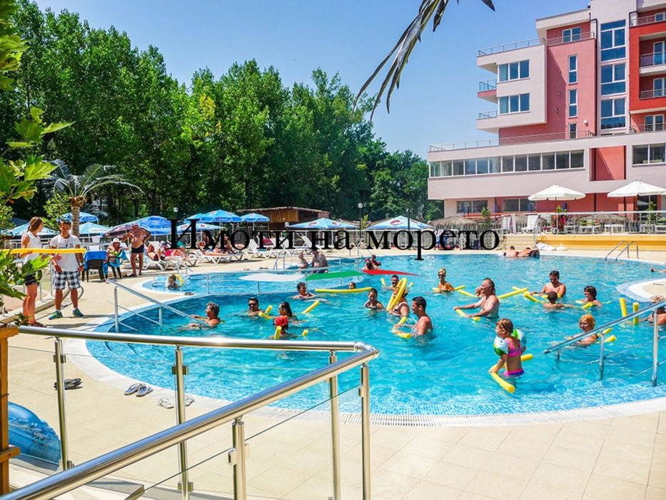 Продавам студио на партер пред басейна в затворен комплекс