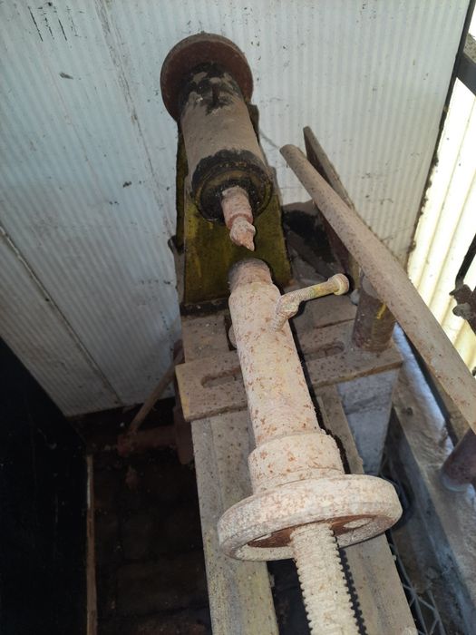 De vinzare strung de lemn