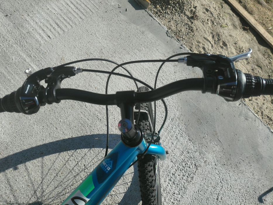 Vand bicicleta aproape noua