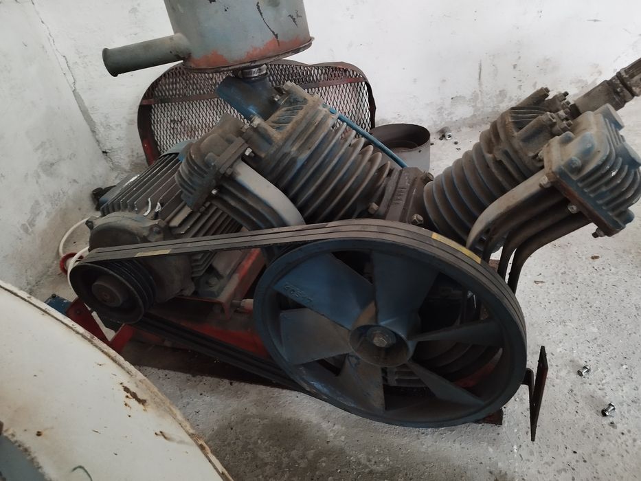 Стационарен двубутален компресор