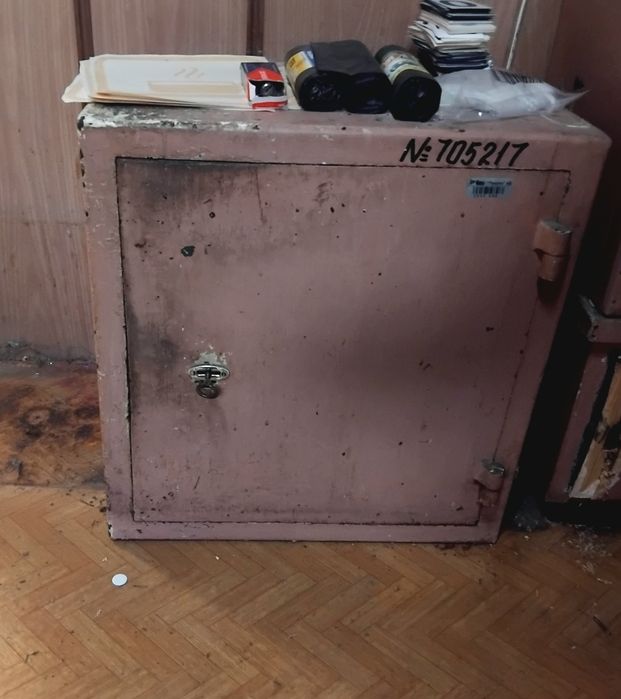 Метален сейф / шкаф – здрав, масивен
Продавам здрав метален сейф шкаф,