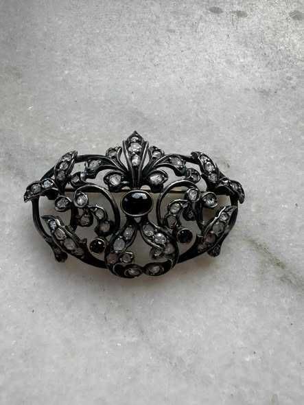 Broșă din aur și argint, decorată cu safire și diamante, în. sec. XX